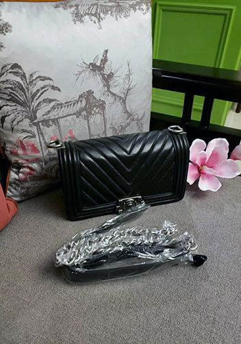 Ingrid V Shape Lamb Leather Flap Black