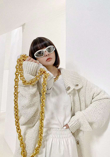 Mia Leather Chain Medium Shoulder Bag Cream