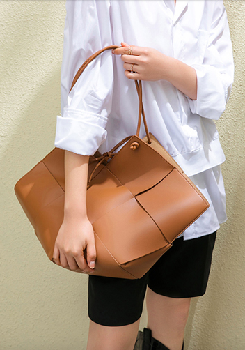 Mia Medium Leather Tote Bag Camel