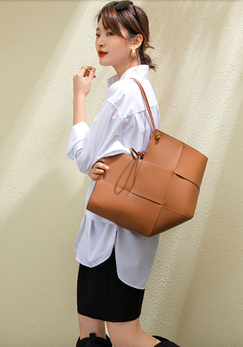 Mia Medium Leather Tote Bag Camel