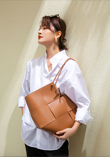 Mia Medium Leather Tote Bag Camel