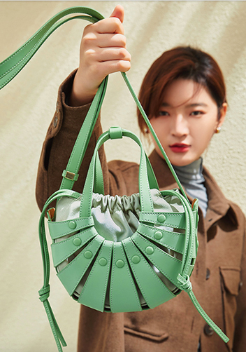 The Coquille Leather Shoulder Bag Green