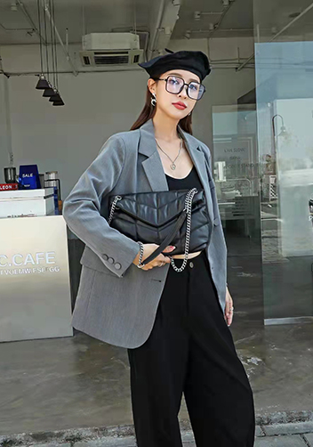 Yvonne Medium Envelope Shoulder Bag Lambskin Black