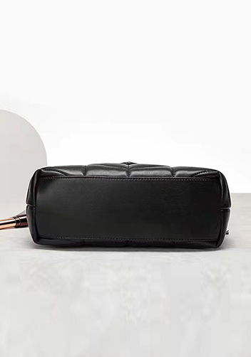 Yvonne Medium Envelope Shoulder Bag Lambskin Black