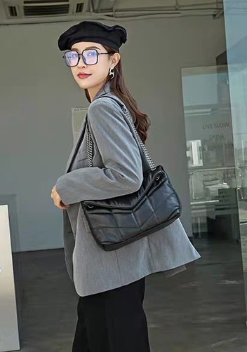 Yvonne Medium Envelope Shoulder Bag Lambskin Black