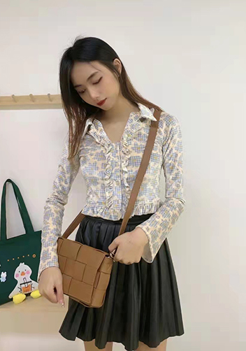 Mia 15 Square Leather Shoulder Bag Camel