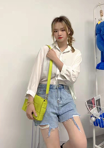 Mia 15 Square Leather Shoulder Bag Kiwi