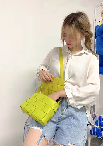 Mia 15 Square Leather Shoulder Bag Kiwi