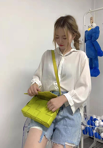 Mia 15 Square Leather Shoulder Bag Kiwi