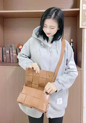 Mia 8 Square Leather Shoulder Bag Camel