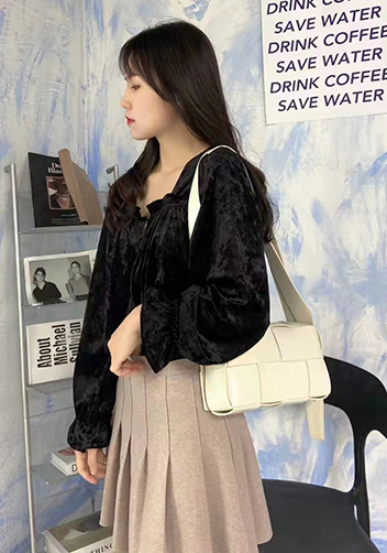 Mia 8 Square Leather Shoulder Bag Cream