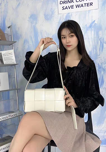 Mia 8 Square Leather Shoulder Bag Cream