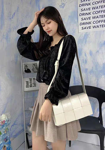 Mia 8 Square Leather Shoulder Bag Cream