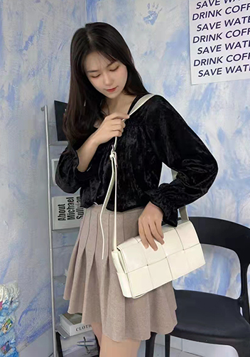 Mia 8 Square Leather Shoulder Bag Cream